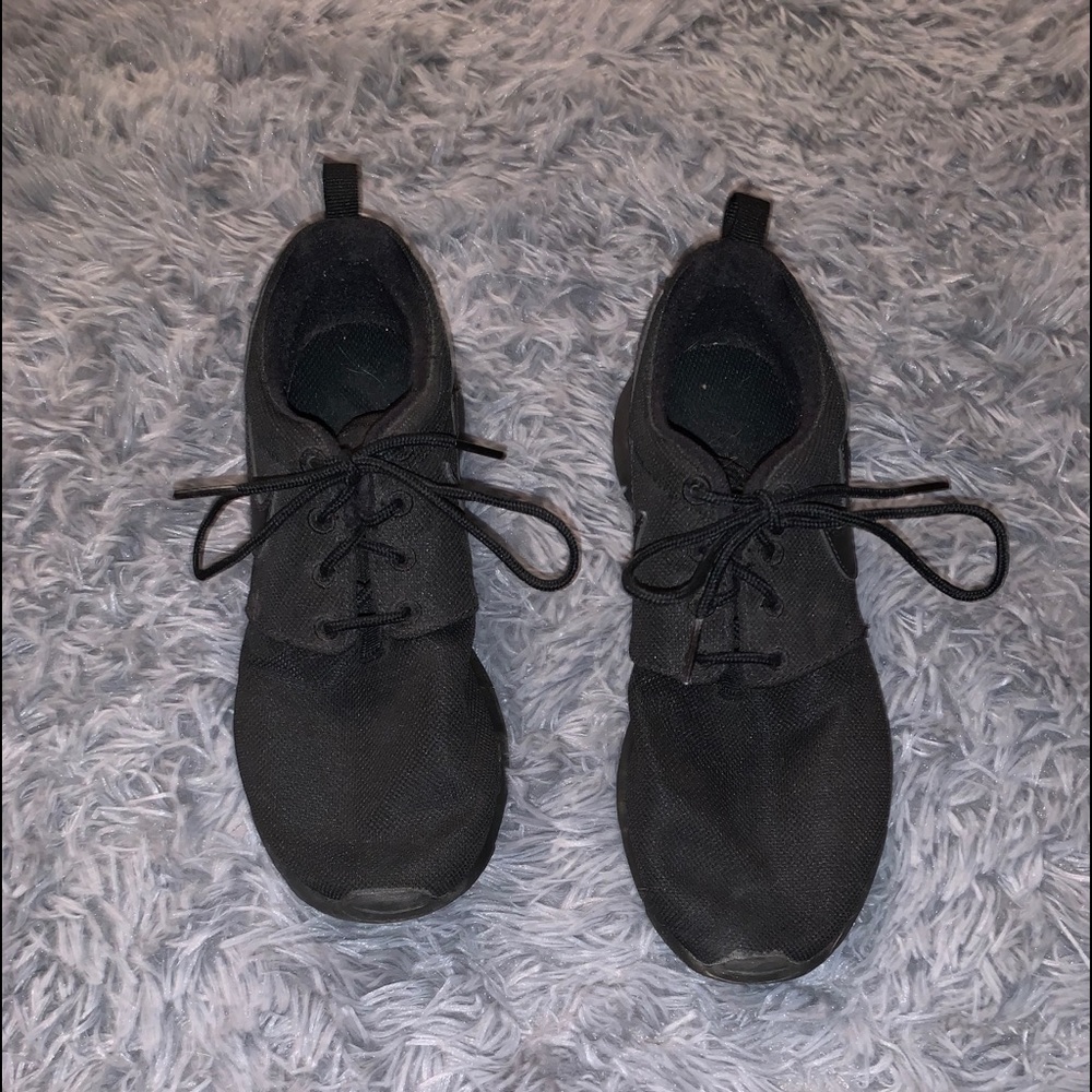 All Black Nike Roshes Ones